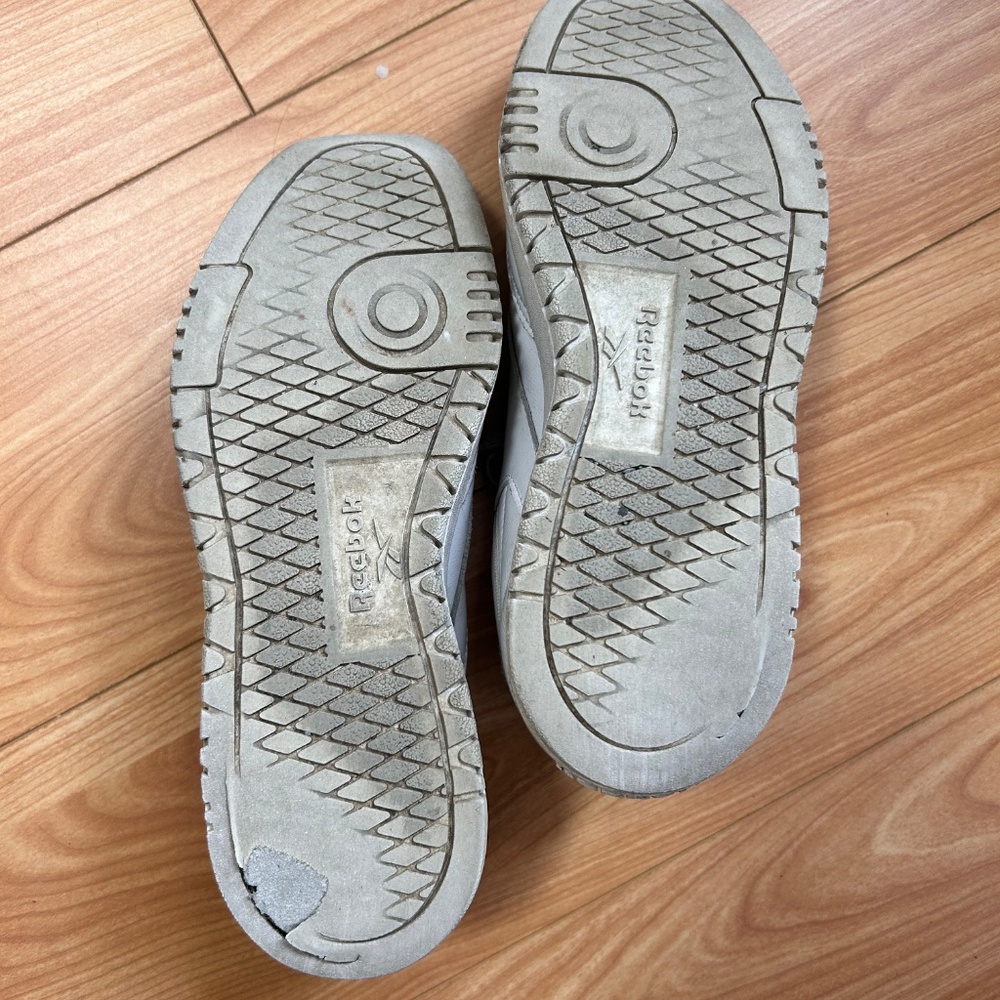 Well worn Reebok sneakers - Picture 4 of 4